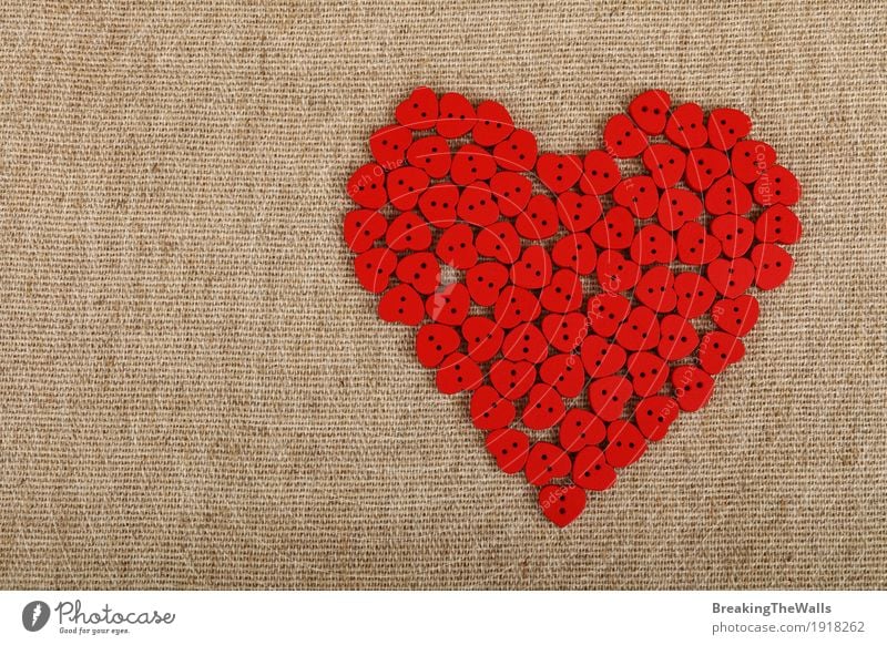 Rotes Herz formte hölzerne nähende Knöpfe auf Segeltuch Freizeit & Hobby Basteln Handarbeit Valentinstag Muttertag Kunst Holz Liebe rot Zusammensein Romantik