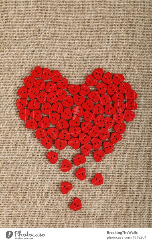 Rote hölzerne nähende Knöpfe bilden gebrochenes Herz auf Segeltuch Freizeit & Hobby Basteln Handarbeit Valentinstag Kunst Holz Liebe natürlich rot Romantik