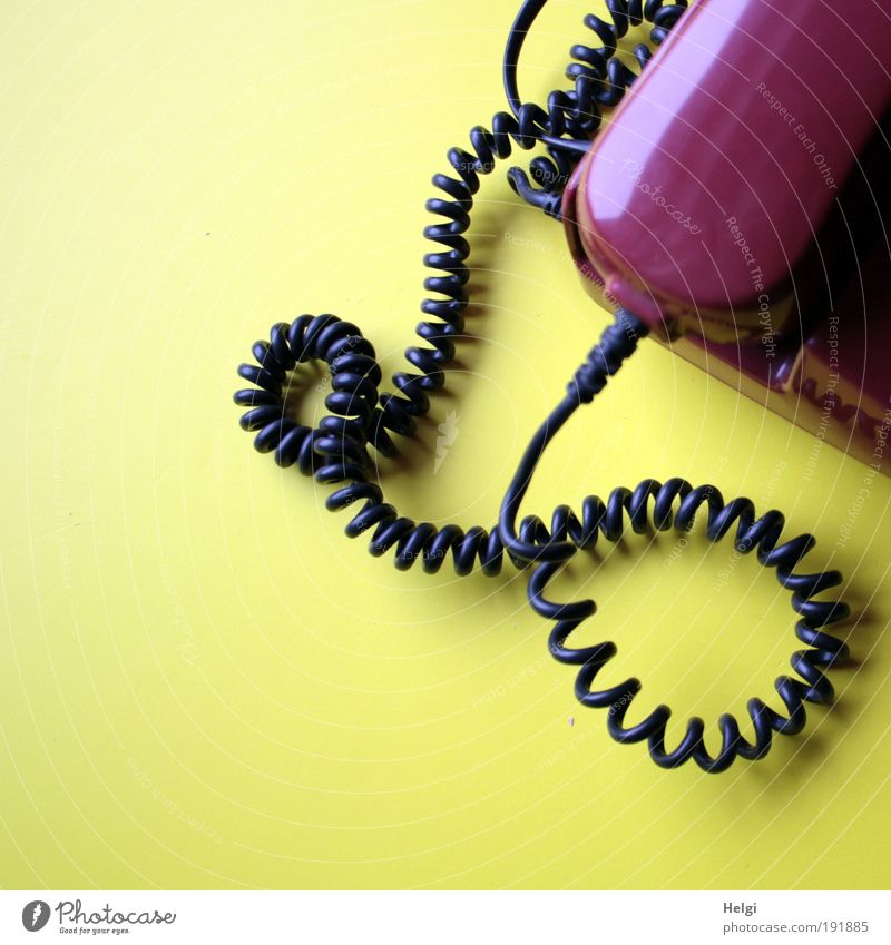 Teil eines alten roten Telefons mit Hörer und geringelter Schnur Kabel Technik & Technologie Telekommunikation Kunststoff hören Kommunizieren außergewöhnlich