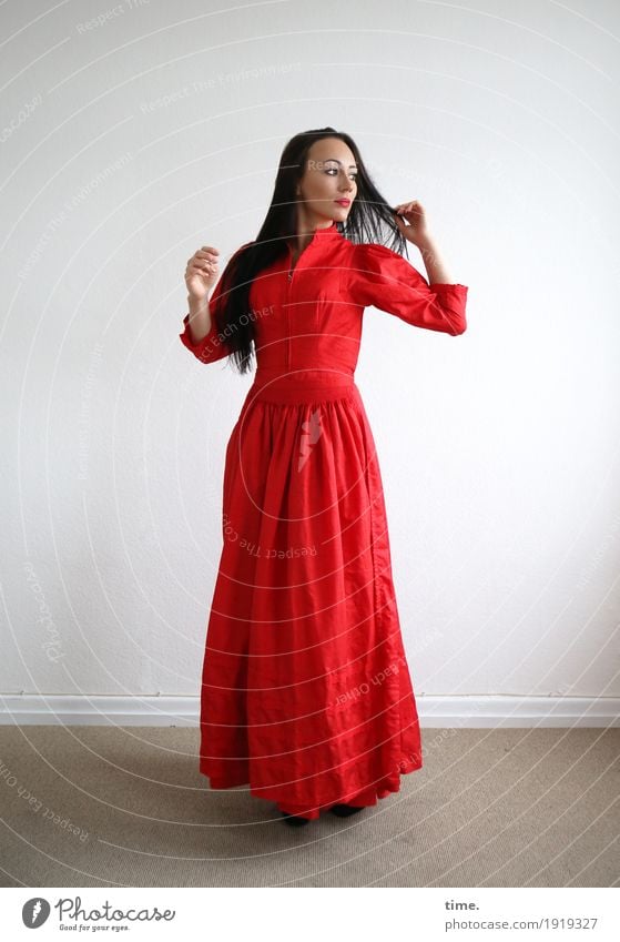 Nastya Raum feminin Frau Erwachsene 1 Mensch Kleid schwarzhaarig langhaarig beobachten Blick stehen warten ästhetisch schön rot selbstbewußt Willensstärke
