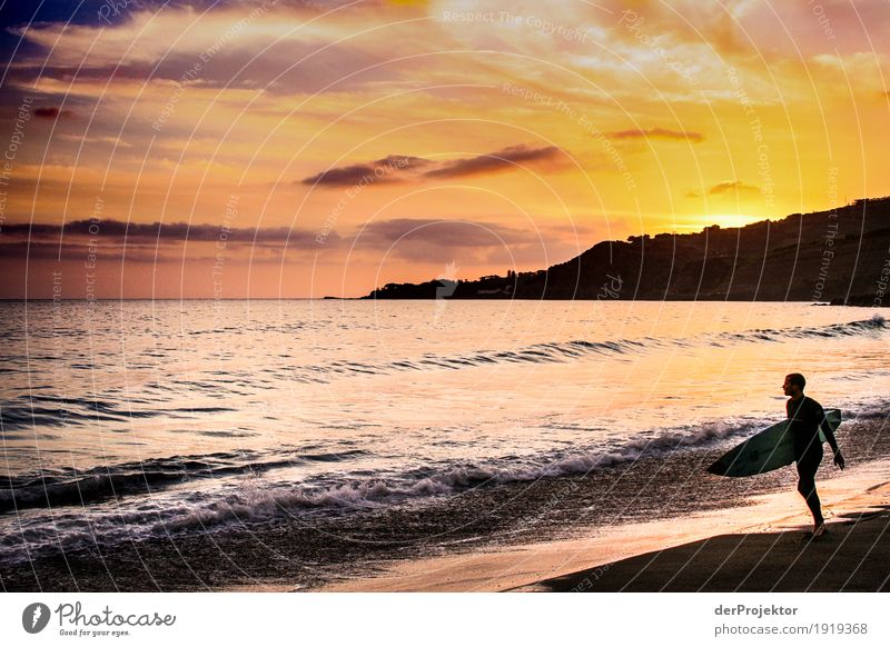 Sonnenuntergang mit Surfer im Gegenlicht am Sandstrand auf den Azoren Wellengang Felsenküste Stein Freiheit Panorama (Aussicht) Ferne Textfreiraum links