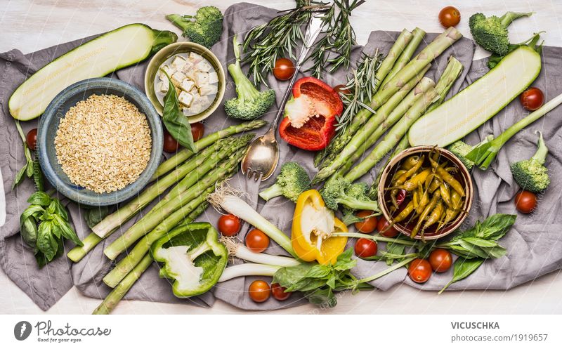 Zutaten für leckere vegetarische Küche mit Bio-Gemüse Lebensmittel Getreide Kräuter & Gewürze Öl Ernährung Mittagessen Abendessen Bioprodukte