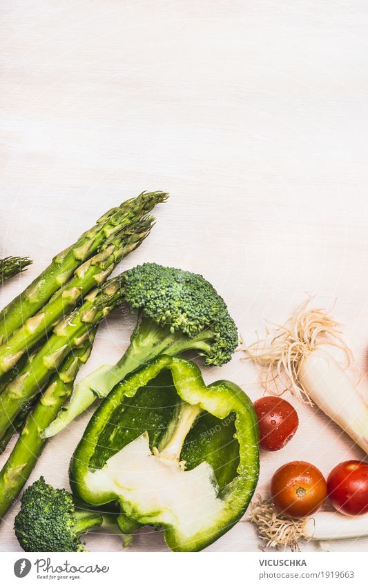 Sparge mit Gemüse auf weißem Hintergrund Lebensmittel Ernährung Bioprodukte Vegetarische Ernährung Diät Stil Design Gesundheit Gesunde Ernährung Natur
