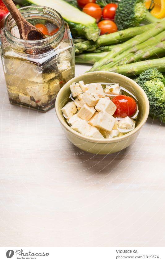 Eingelegter Fetakäse Lebensmittel Käse Gemüse Kräuter & Gewürze Öl Ernährung Bioprodukte Diät Glas Löffel Stil Design Gesunde Ernährung Tisch Küche gelb Snack