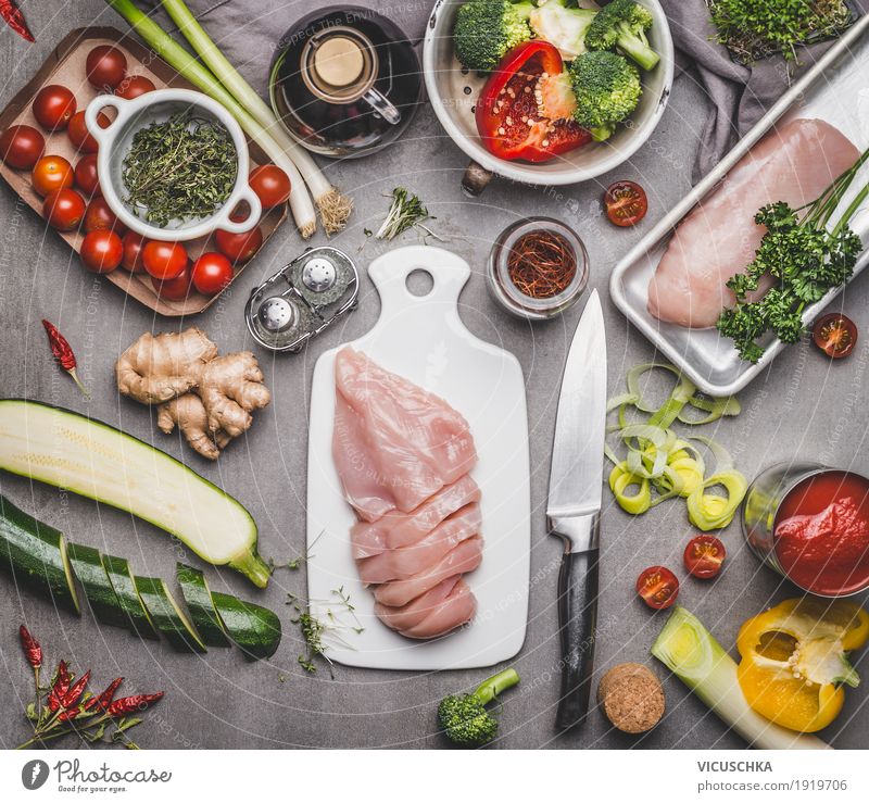 Gesundes Essen mit Hühnerbrust und Gemüse Lebensmittel Fleisch Kräuter & Gewürze Öl Ernährung Mittagessen Abendessen Büffet Brunch Bioprodukte Diät Geschirr