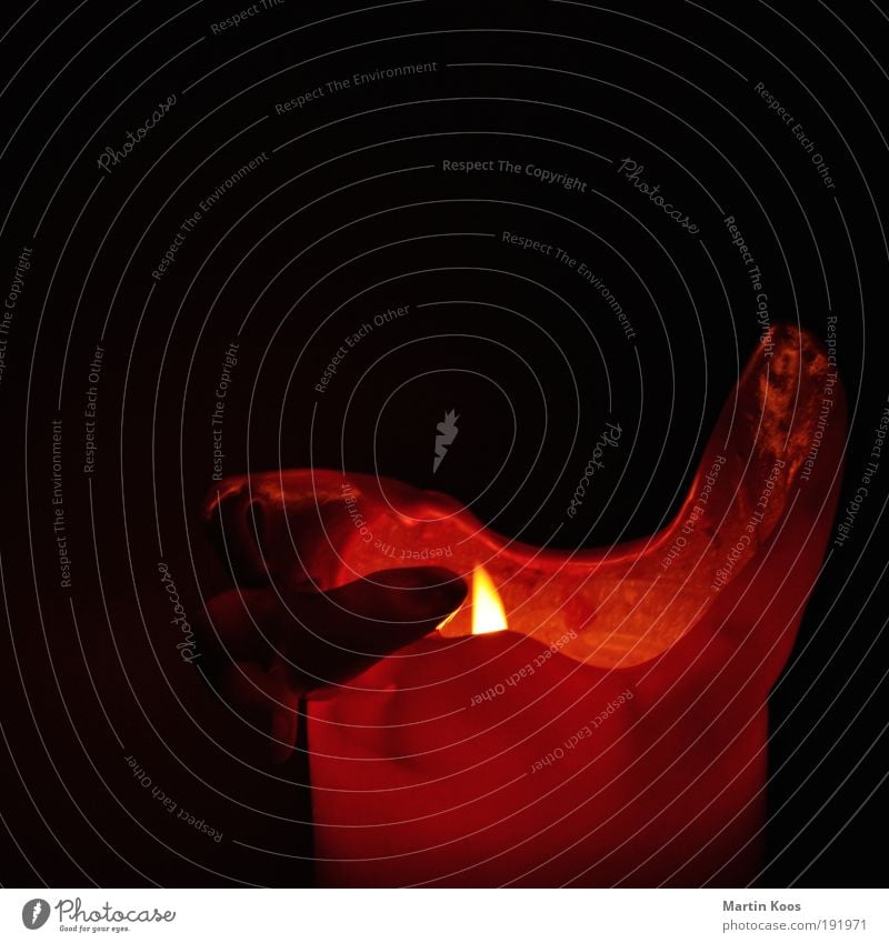 kerze Häusliches Leben Dekoration & Verzierung dunkel Wärme Kerze Kerzenschein rot Wachs Strukturen & Formen leuchten Energie sparen Elektrizität Feuer schön