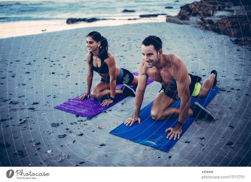 Passendes junges erwachsenes Paar des Kaukasiers, das das Ausdehnen tut, trainiert Lifestyle Freude Glück sportlich Fitness Strand Meer Mensch Junge Frau