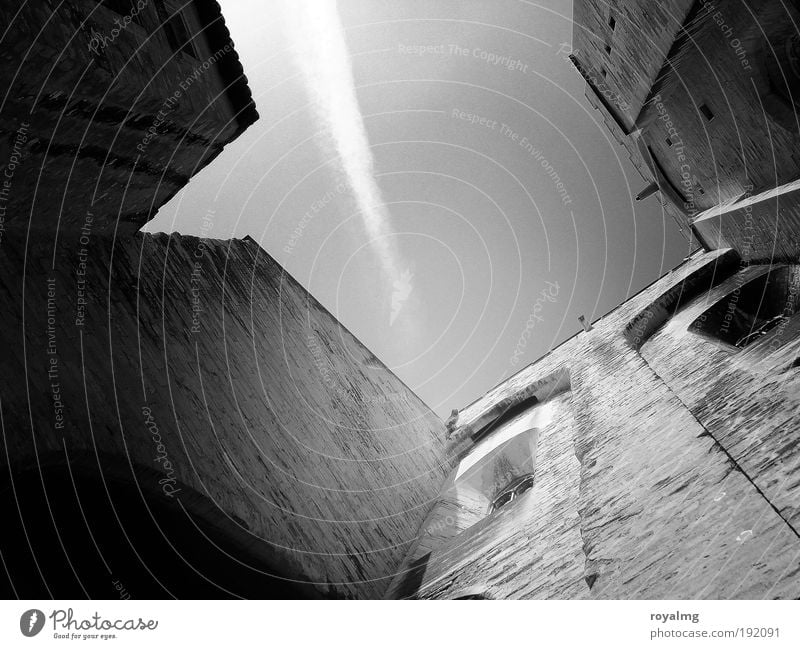 | 100 | in Avignon Frankreich Stadt Altstadt Dom grau schwarz weiß Palais du Pape Hinterhof Schwarzweißfoto Außenaufnahme Textfreiraum Mitte Tag Weitwinkel