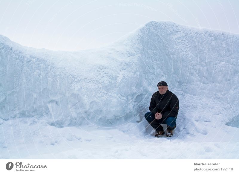 Mann kniet in einer Eiswüste an der Ostsee Lifestyle Leben Wohlgefühl Ferien & Urlaub & Reisen Tourismus Abenteuer Freiheit Meer Winter Schnee Winterurlaub