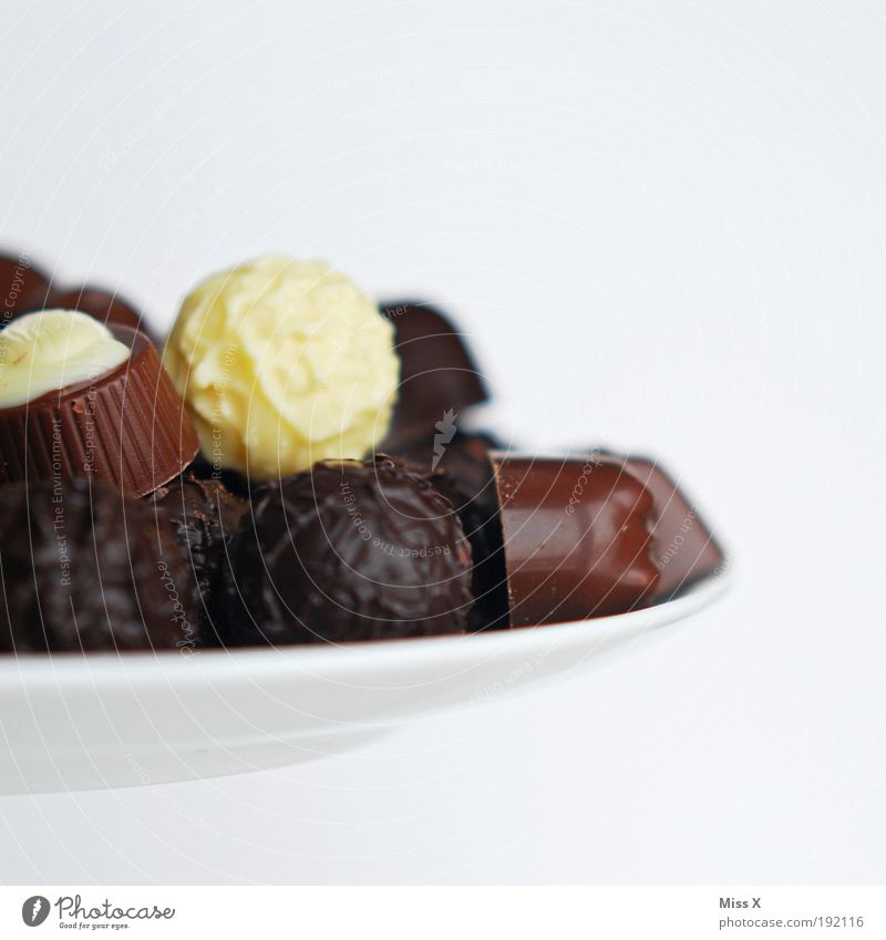 Für Dorit und Maspi Lebensmittel Dessert Süßwaren Schokolade Ernährung klein lecker rund süß Konfekt Freisteller Farbfoto Studioaufnahme Nahaufnahme