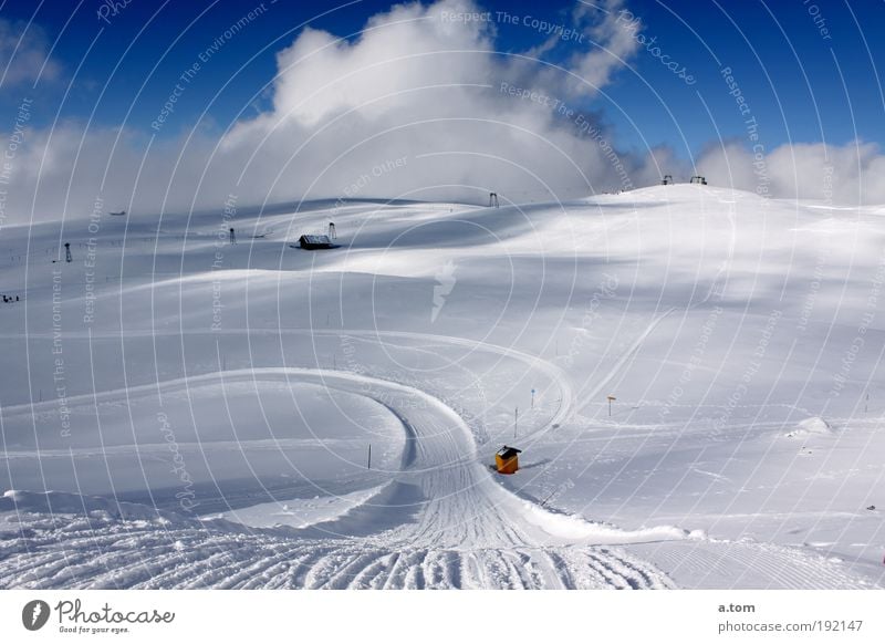 verschneite Schnellstrasse Landschaft Wolken Winter Schnee Berge u. Gebirge Menschenleer Vorfreude elegant kalt Unendlichkeit Farbfoto Außenaufnahme Tag