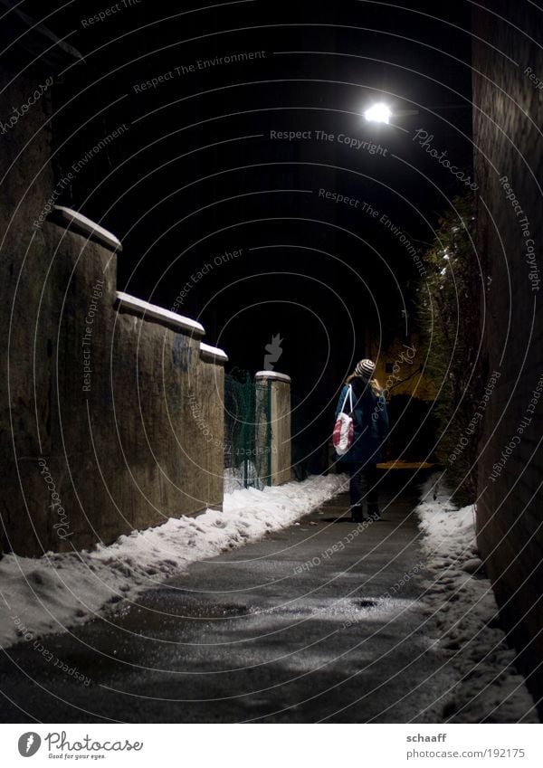 Erleuchtung III Winter Mensch 1 Schnee Kleinstadt Fußgänger Wege & Pfade Tunnel Mantel entdecken frieren gehen laufen leuchten stehen warten Ferne Wachsamkeit