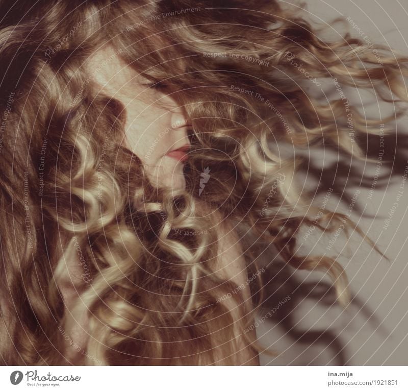 Löckchen schön Körperpflege Haare & Frisuren Gesundheit Wohlgefühl Sinnesorgane Erholung ruhig Meditation Mensch feminin Junge Frau Jugendliche Erwachsene Leben