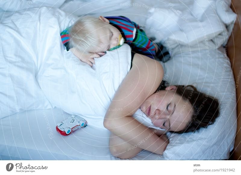 sleeping.... Gesundheit Häusliches Leben Wohnung Schlafzimmer Kind Baby Kleinkind Frau Erwachsene Eltern Mutter Familie & Verwandtschaft Kindheit 2 Mensch