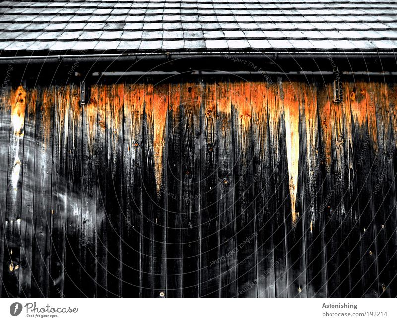 Feuer unterm Dach Haus Hütte Bauwerk Gebäude Architektur Mauer Wand Dachrinne Aggression oben trist gelb schwarz bedrohlich Scheune Holz Linie Backstein