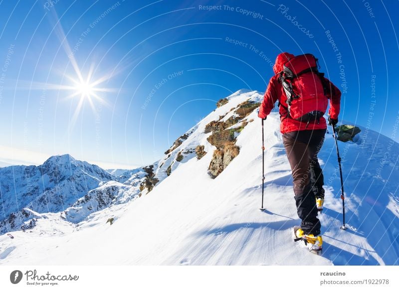 Mountaineer steht vor einem Aufstieg auf dem Gipfel eines schneebedeckten Gipfels. Ferien & Urlaub & Reisen Abenteuer Expedition Winter Schnee Berge u. Gebirge