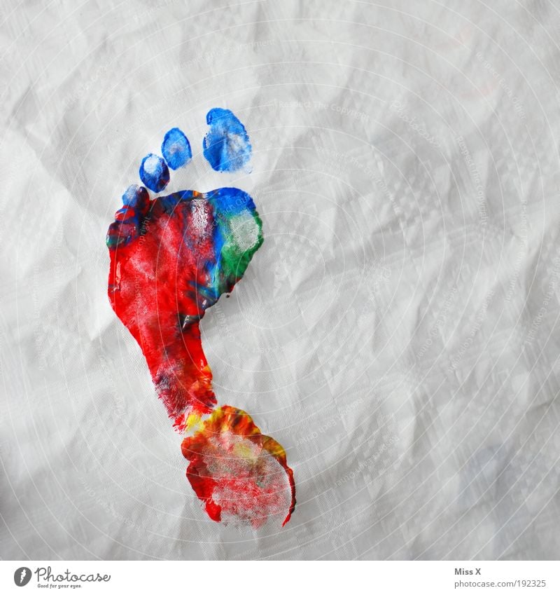 bunter gehts immer Basteln Fuß Kunst Maler außergewöhnlich Fröhlichkeit mehrfarbig Farbe Fußspur Zehen regenbogenfarben malen streichen Farbfoto Innenaufnahme
