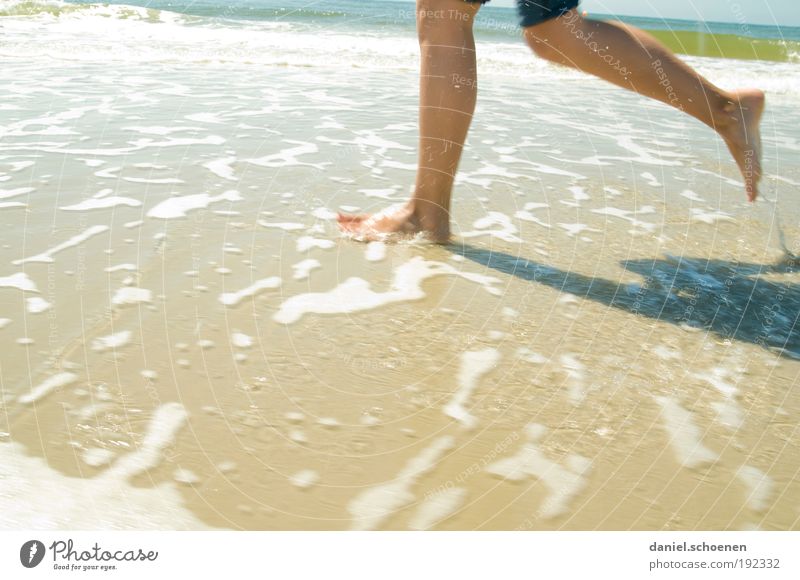 Amrum_2 Ferien & Urlaub & Reisen Tourismus Freiheit Sommer Sommerurlaub Sonne Strand Meer Insel Wellen Junge Frau Jugendliche Beine Fuß 1 Mensch Wasser