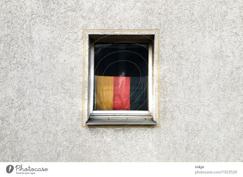 das alles ist Deutschland Lifestyle Häusliches Leben Wohnung Mauer Wand Fassade Fenster Dekoration & Verzierung Deutsche Flagge Fahne trist Stolz