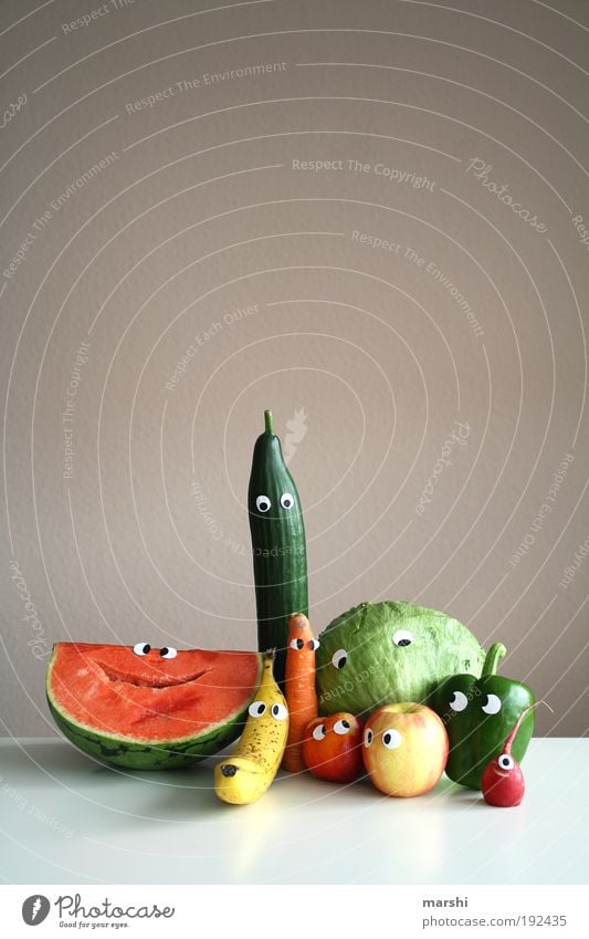 viele bunte Vitamine für DIEGO Lebensmittel Gemüse Frucht Apfel Ernährung klein lecker Gurke Gesicht Auge Möhre Radieschen Nektarine Banane Diät Bioprodukte