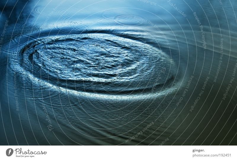 Blub Wasser Linie Wachstum Wellen Kreise blau fließen ausbreiten groß zittern Geplätscher Reflexion & Spiegelung Licht Kontrast hell dunkel erschüttert Bewegung