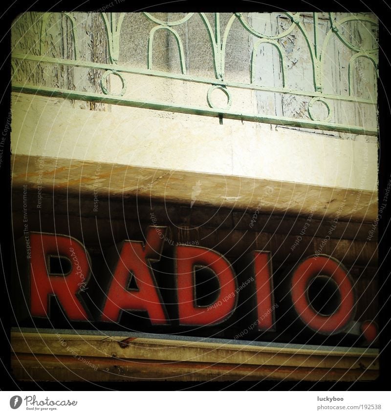 Radio Nowhere Entertainment Musik Medienbranche Radiogerät Kultur Porto Fassade Balkon Werbung Werbeschild Schriftzeichen Schilder & Markierungen Hinweisschild