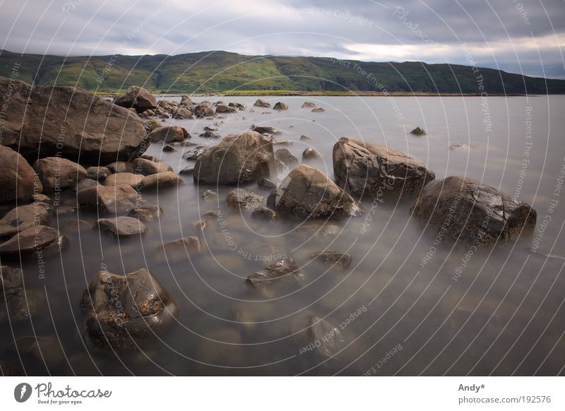 Stilles Wasser Ferien & Urlaub & Reisen Tourismus Ferne Meer Insel Schottland Isle of Mull Natur Landschaft Küste Stein braun grau grün ruhig entdecken Farbfoto