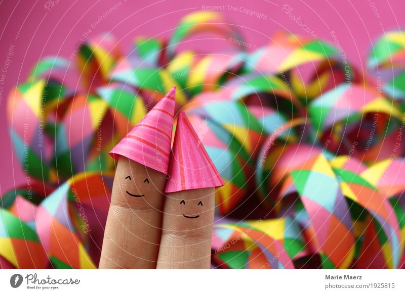 Pärchen mit Partyhüten vor bunten Luftschlangen Freude Feste & Feiern Silvester u. Neujahr Mensch Frau Erwachsene Mann Paar Finger 2 Hut lachen lustig