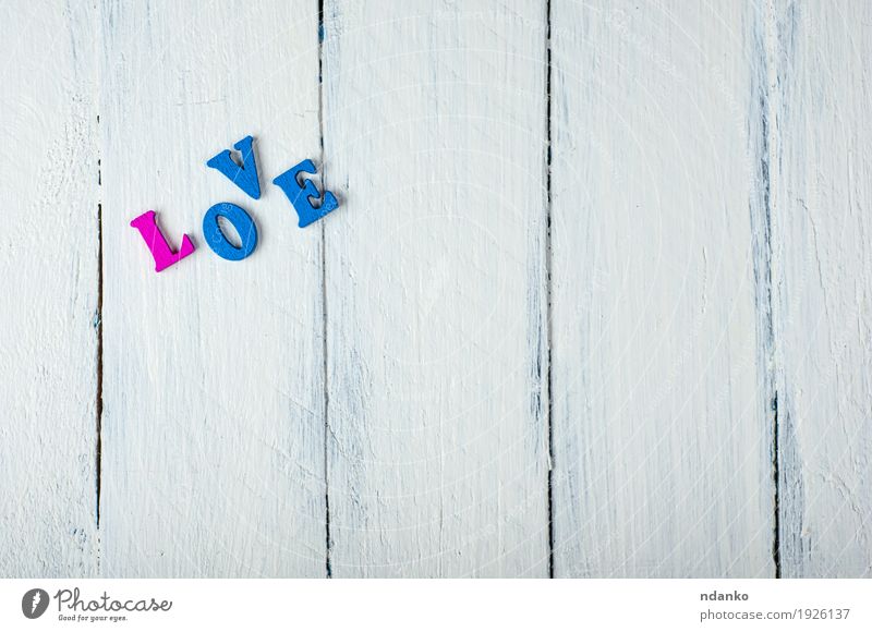 weißer hölzerner Hintergrund mit der Wortliebe in den hölzernen Buchstaben Feste & Feiern Valentinstag Hochzeit Schule Spielzeug Liebe retro blau rosa Idee