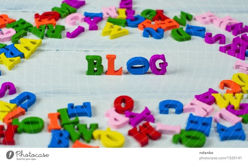 Hölzerne bunte Buchstaben des englischen Alphabets Bildung Schule sprechen Spielzeug Holz Kommunizieren klein blau mehrfarbig gelb grün orange rosa rot weiß