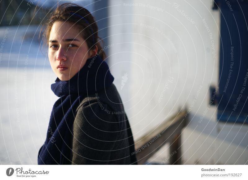 Was hast du vor? Mensch feminin Junge Frau Jugendliche Partner 1 18-30 Jahre Erwachsene Klimawandel Wetter Schönes Wetter Eis Frost Mantel Schal atmen entdecken