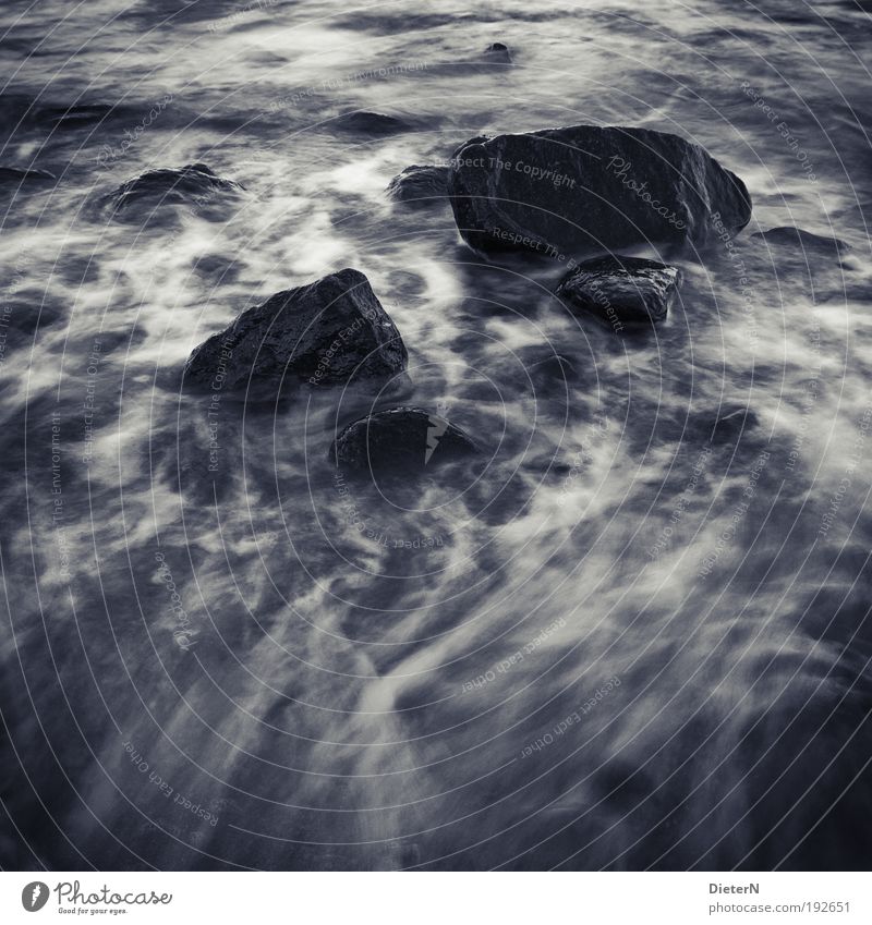 Winter-Blues Landschaft Urelemente Wasser Felsen Wellen Küste Strand Ostsee Meer schwarz weiß Gefühle Schwarzweißfoto Außenaufnahme Detailaufnahme Experiment