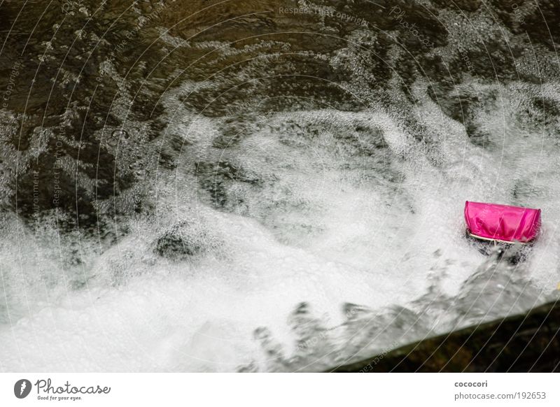 weggespült Stil Wasser Bach Wasserfall Kleinstadt Accessoire Tasche glänzend nass rosa weiß Entsetzen Portemonnaie verloren leer unerreichbar Farbfoto