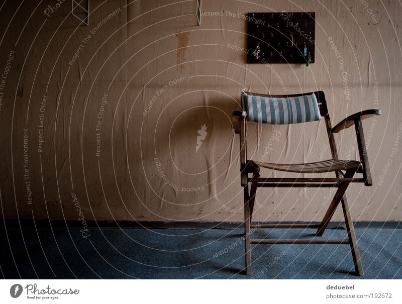 Klappstuhl mit Tapete und Schlüsselbrett Stuhl alt "Teppich blau Holzstuhl Verlassen" Farbfoto Innenaufnahme Textfreiraum links Morgen Zentralperspektive Tag