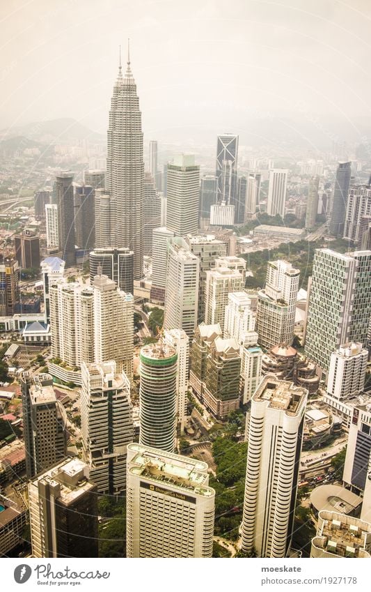 Kuala Lumpur Stadt Hauptstadt Stadtzentrum Skyline bevölkert Haus Hochhaus Bankgebäude Bauwerk Gebäude grau Malaysia Petronas Twin Towers Fernsehturm Aussicht