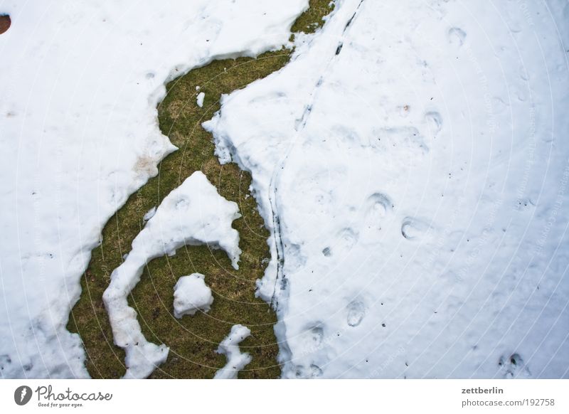 Winterende Schnee Schneedecke Schneemann Spuren Fußspur Schnörkel bahn Wege & Pfade Fußweg biegen schlangenförmig Missverständnis Irrweg verrückt fantastisch