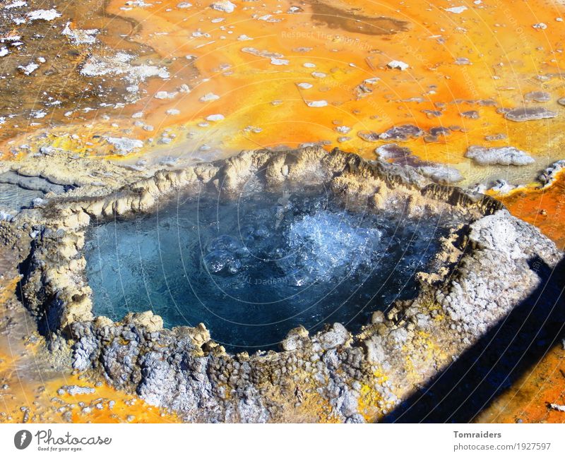 Geyser hot spring Umwelt Natur Erde Wasser Schönes Wetter Vulkan blau gelb grau orange Warmherzigkeit Wärme Quelle sprudelnd Farbstoff Farbfoto Außenaufnahme