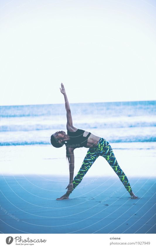 Starke passende Frau, die Yogaübung auf dem frühen Morgen des Strandes tut Lifestyle Körperpflege Wellness Leben Erholung Freizeit & Hobby Meer Wellen Sport