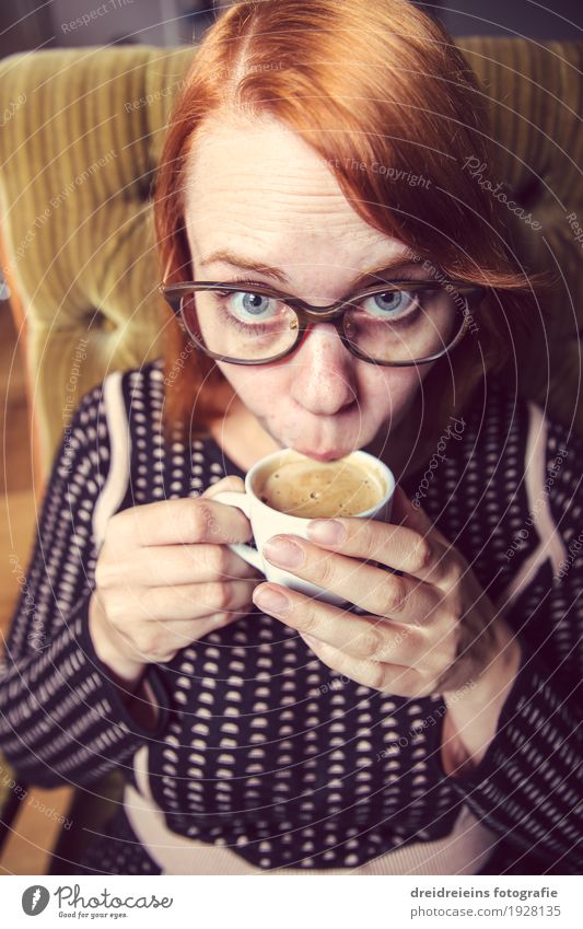 Kaffeepause / Coffee Break Heißgetränk Espresso Lifestyle Stil feminin Frau Erwachsene rothaarig trinken heiß trendy einzigartig nerdig Coolness Durst