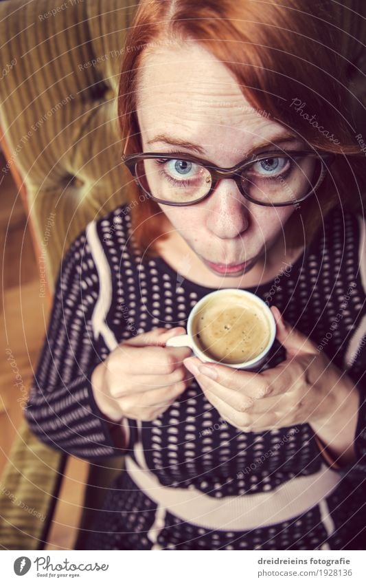 Kaffeepause trinken Heißgetränk Espresso Lifestyle Business feminin Frau Erwachsene Erholung sitzen Coolness frech trendy nerdig verrückt Optimismus Erwartung