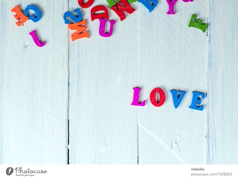 weißer hölzerner Hintergrund mit der Wortliebe Feste & Feiern Valentinstag Hochzeit Schule Spielzeug Holz Schriftzeichen Liebe blau rosa rot Idee Brief Alphabet