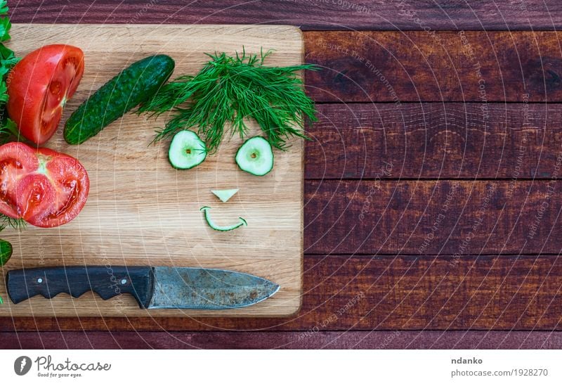 Smiley-Gesicht aus Stücken von frischem Gemüse Kräuter & Gewürze Vegetarische Ernährung Messer Holz Diät Essen lecker lustig niedlich braun grün rot Humor