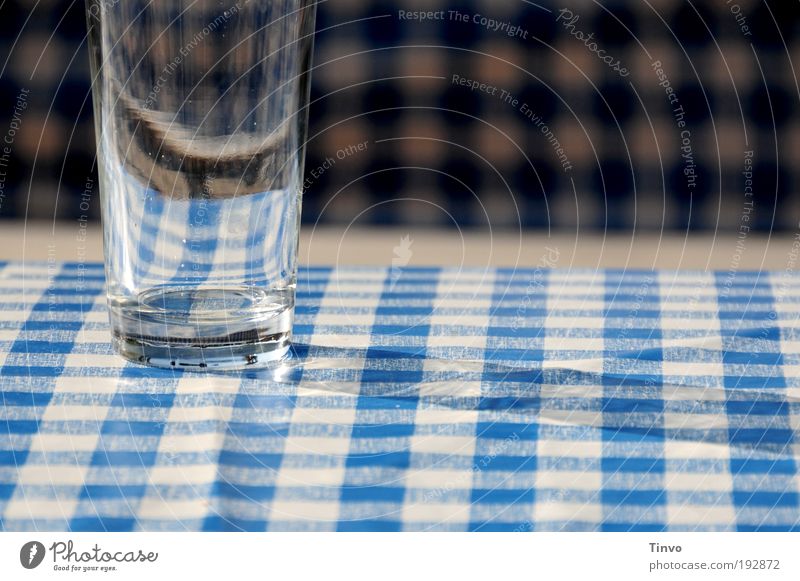 Leeres Glas auf blau-weißer Tischdecke im Biergarten Bierglas bayerisch leer Sommer Durst durstig Dienstleistungsgewerbe Ausflug Ausflugsziel Picknick