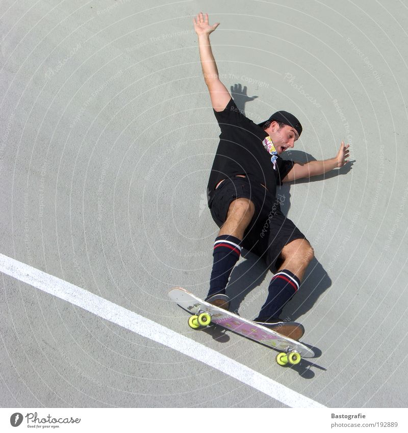 es geht nochmal abwärts Mensch 1 Sport Skateboard skate Berge u. Gebirge Berghang Extremsport Mut Mann Geschwindigkeit Geschwindigkeitsrausch speed