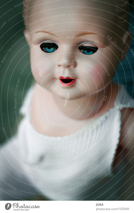 Puppe Spielzeug Kitsch Krimskrams Sammlerstück unschuldig Farbfoto Außenaufnahme