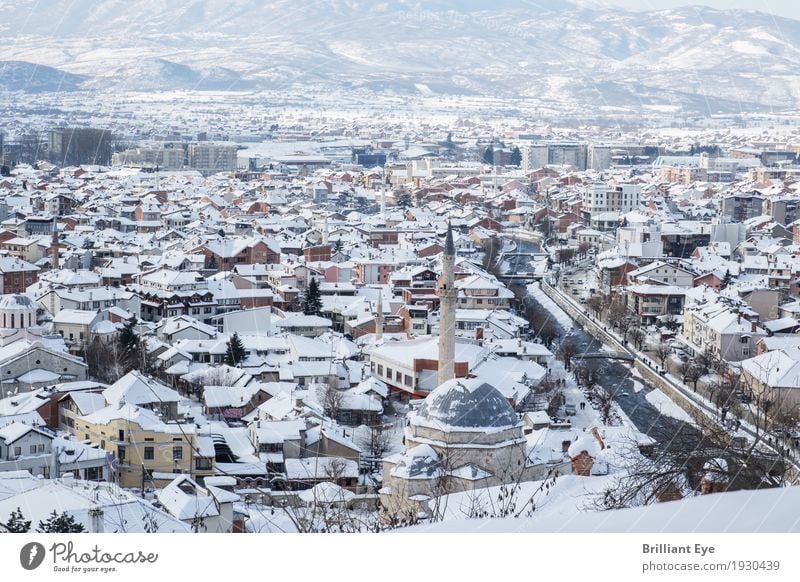 alte Stadt im Winter Ferien & Urlaub & Reisen Tourismus Schnee Prizren Kosovo Europa Altstadt Haus Großstadt Balkan hoch oben Moschee Fluss Dach bedeckt