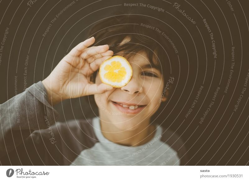 Mister Lemon maskulin Kind Junge 1 Mensch 8-13 Jahre Kindheit beobachten Lächeln Blick authentisch frech Fröhlichkeit frisch lustig positiv braun gelb grau