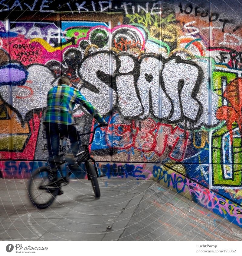 In Richtung Wand Mensch maskulin Jugendliche 1 13-18 Jahre Kind Jugendkultur BMX Graffiti Dynamik Beton Betonwand Betonplatte Hemd Freestyle Hiphop Skateplatz