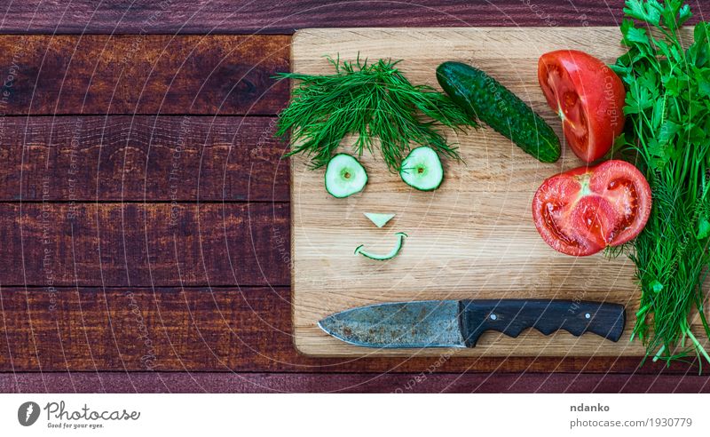 Smiley-Gesicht aus Stücken von frischem Gemüse Lebensmittel Vegetarische Ernährung Messer Lächeln lecker lustig niedlich braun grün rot Fröhlichkeit Humor