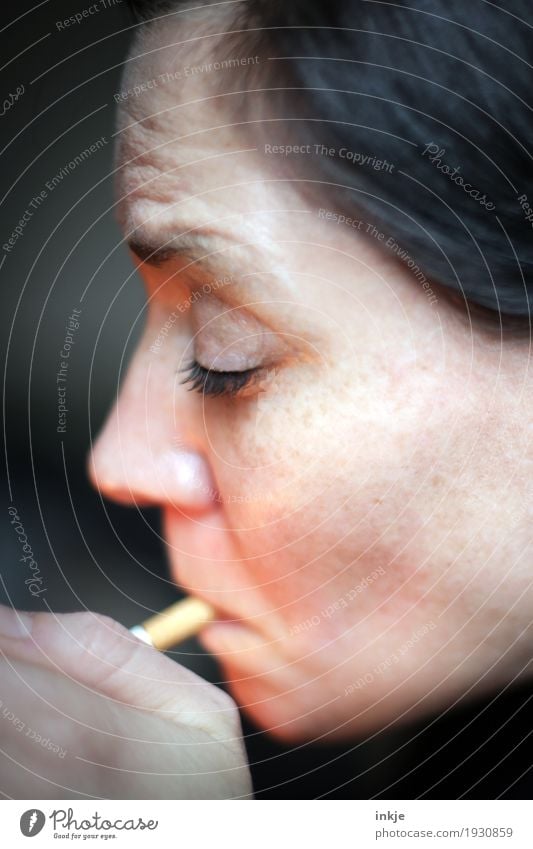 Kippe Lifestyle Rauchen Frau Erwachsene Leben Gesicht 1 Mensch 30-45 Jahre 45-60 Jahre Zigarette Sucht anzünden Feuerzeug Farbfoto Innenaufnahme Nahaufnahme